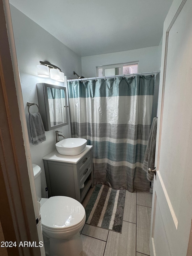 bathroom with a shower with curtain, vanity, and toilet