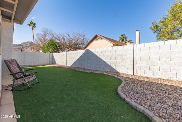 view of yard with a mountain view