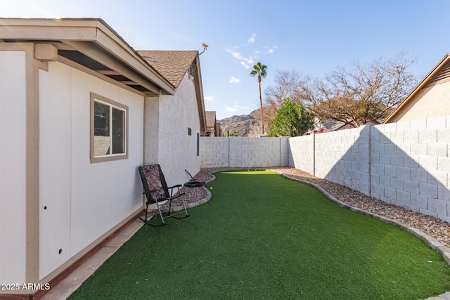 view of yard with a mountain view