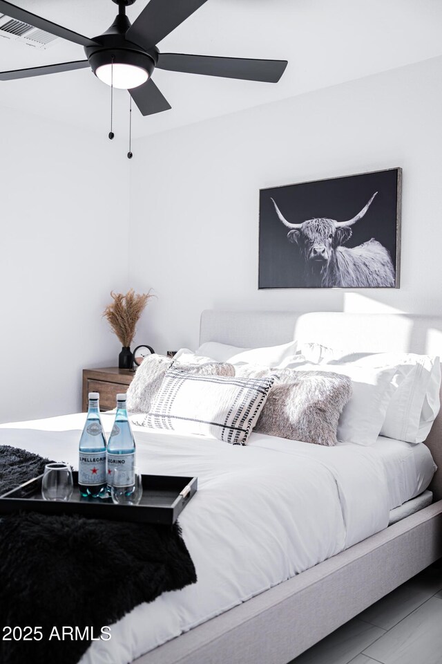 bedroom with ceiling fan