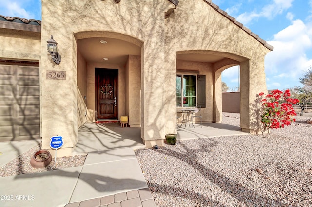 view of exterior entry with stucco siding