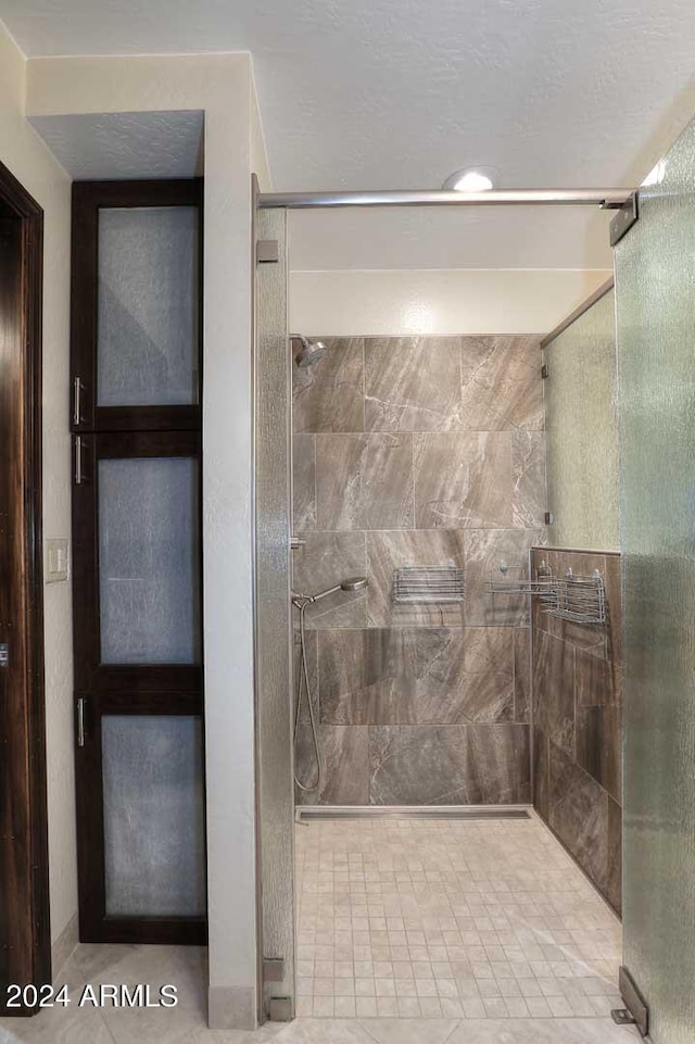 bathroom featuring a tile shower