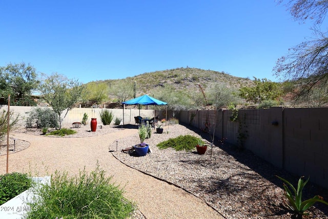 view of yard with a mountain view