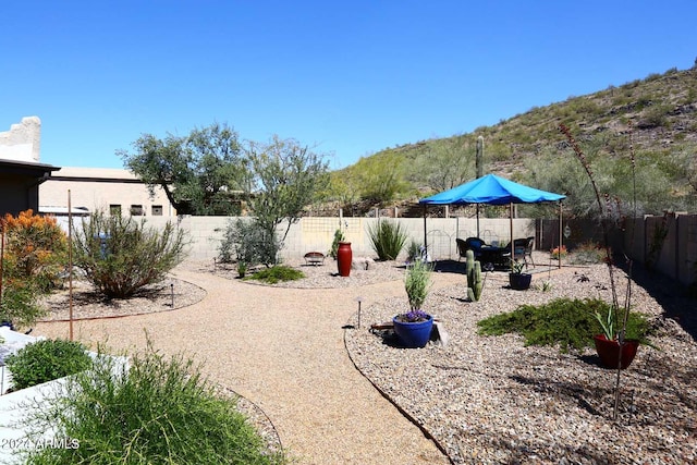 view of yard featuring a mountain view