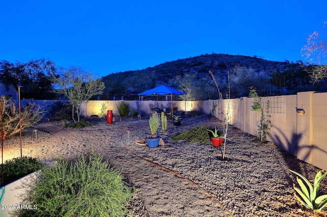 view of yard featuring a mountain view