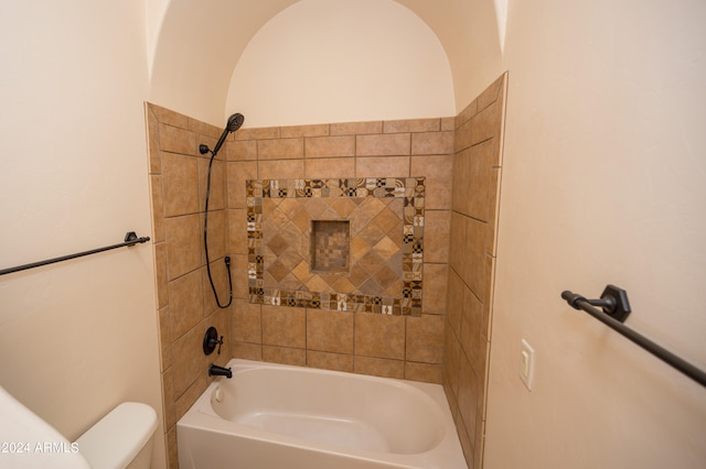 bathroom with tiled shower / bath and toilet