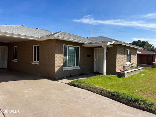 single story home with a front lawn