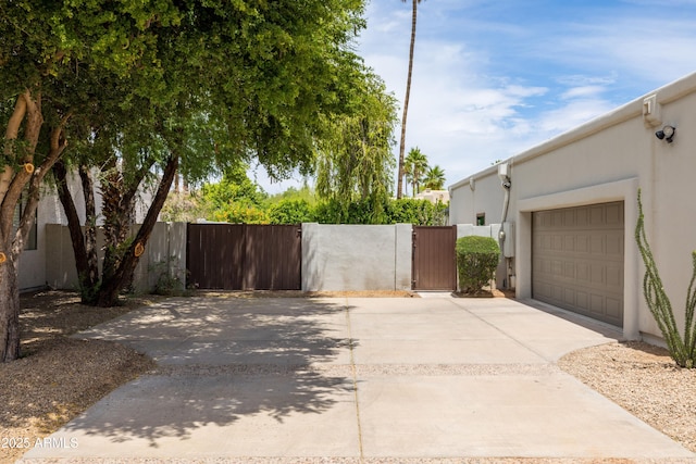5438 E Lupine Ave, Scottsdale, AZ 85254 - view of yard featuring driveway, a gate, and an attached garage