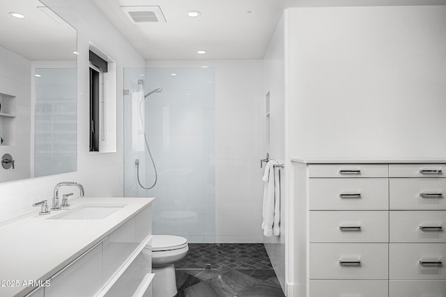 4218 E Palo Verde Dr, Phoenix, AZ 85018 - full bathroom with toilet, recessed lighting, visible vents, and a tile shower