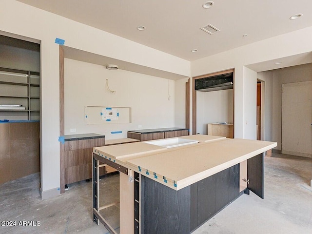 kitchen featuring a spacious island, recessed lighting, visible vents, modern cabinets, and concrete floors