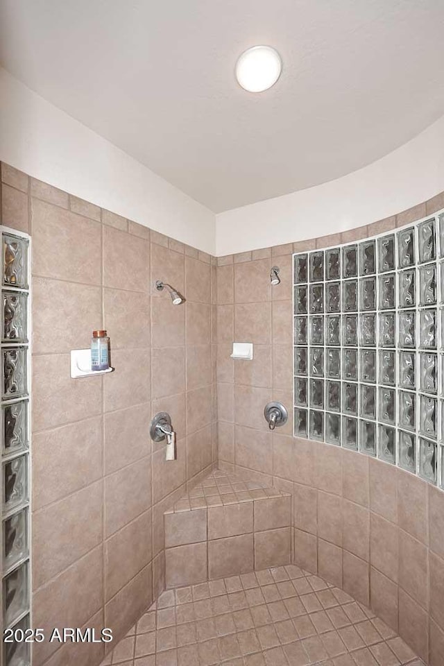 full bathroom featuring a tile shower