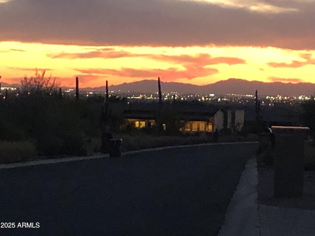 view of front of property featuring a mountain view