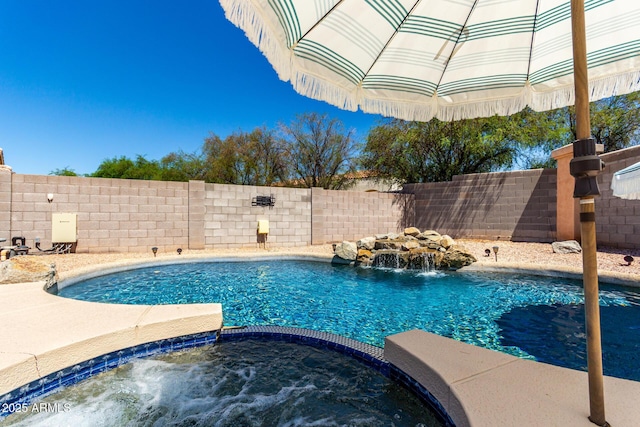 723 N Joshua Tree Ln, Gilbert, AZ 85234 - view of pool featuring a pool with connected hot tub and a fenced backyard