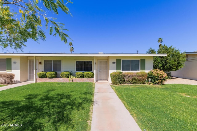 ranch-style house featuring a front lawn