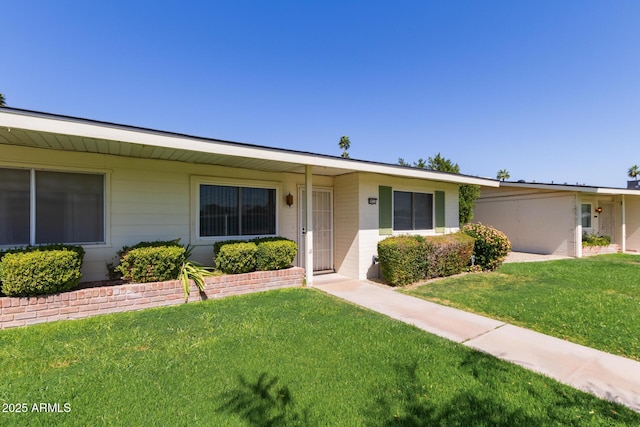 ranch-style house featuring a front lawn