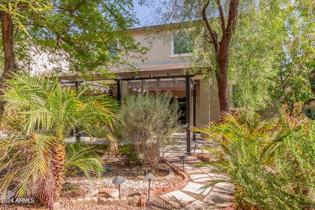 view of yard featuring a pergola