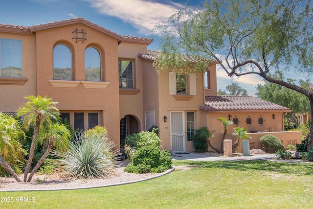 10655 N 9th St Unit 112, Phoenix, AZ 85020 - view of front facade with a tiled roof, stucco siding, and a front yard