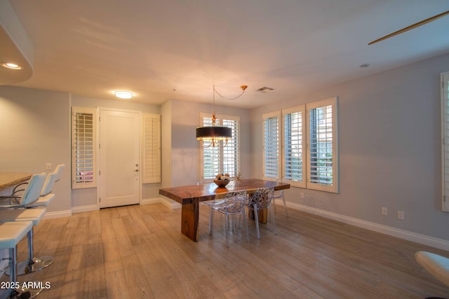 10655 N 9th St Unit 112, Phoenix, AZ 85020 - dining space featuring light wood-style flooring, a chandelier, and recessed lighting