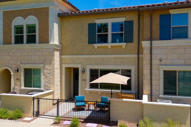 2628 S Voyager Dr Unit 104, Gilbert, AZ 85295 - view of front of house with a fenced front yard and stucco siding