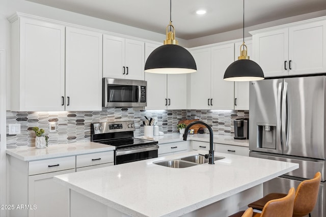 2628 S Voyager Dr Unit 104, Gilbert, AZ 85295 - kitchen featuring stainless steel appliances, a sink, backsplash, a kitchen bar, and recessed lighting