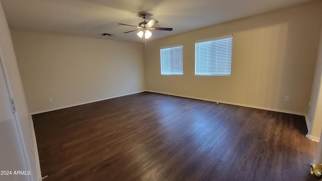 unfurnished room with dark wood-type flooring and ceiling fan