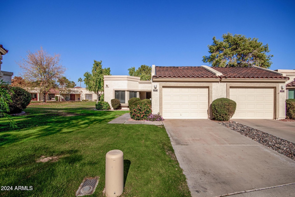 view of front of house featuring a front lawn and a garage