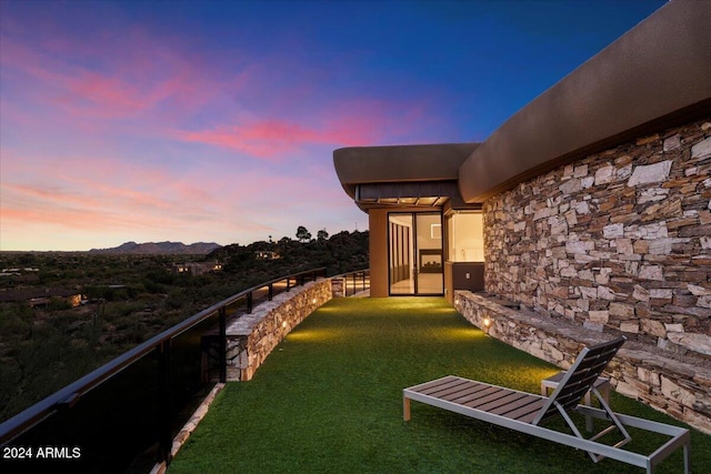 view of yard at dusk