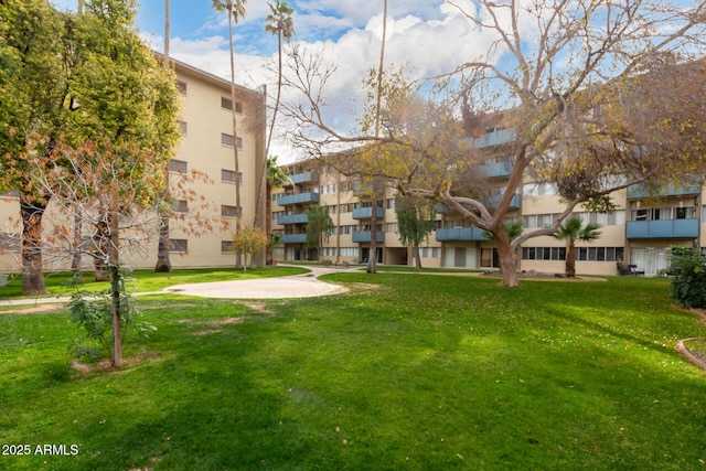 view of property's community featuring a lawn