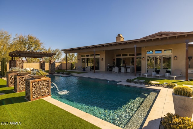 view of pool with pool water feature, ceiling fan, a pergola, and a patio area