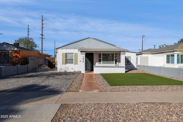 view of front facade featuring a front yard and covered porch