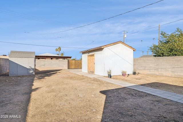 view of yard with a storage shed