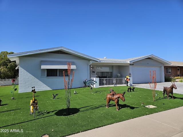 view of front of house featuring a porch, a garage, driveway, and a front yard