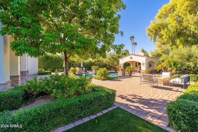 view of yard featuring a patio area