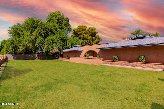 view of yard at dusk