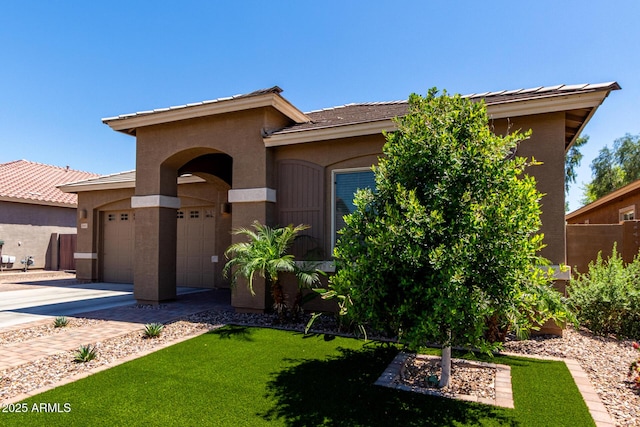 3081 E Desert Broom Pl, Chandler, AZ 85286 - view of front facade featuring stucco siding, driveway, a front yard, and an attached garage