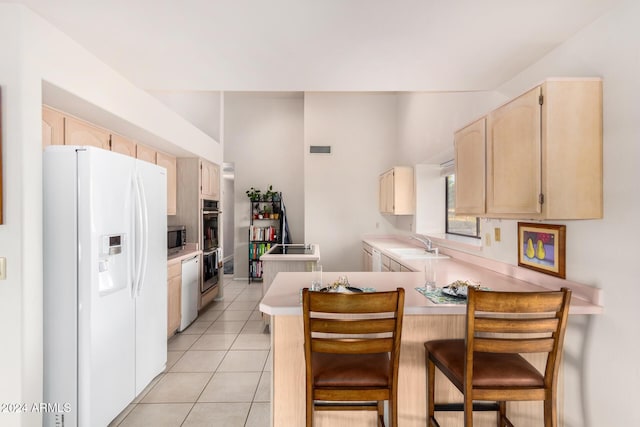 18649 E Mcdowell Mountain Dr, Rio Verde, AZ 85263 - kitchen featuring a sink, appliances with stainless steel finishes, light brown cabinets, and a peninsula