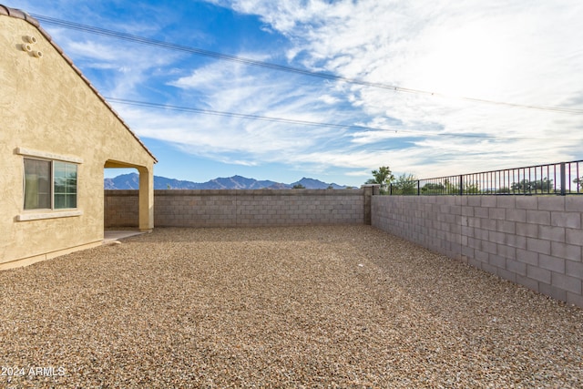 view of yard featuring a mountain view