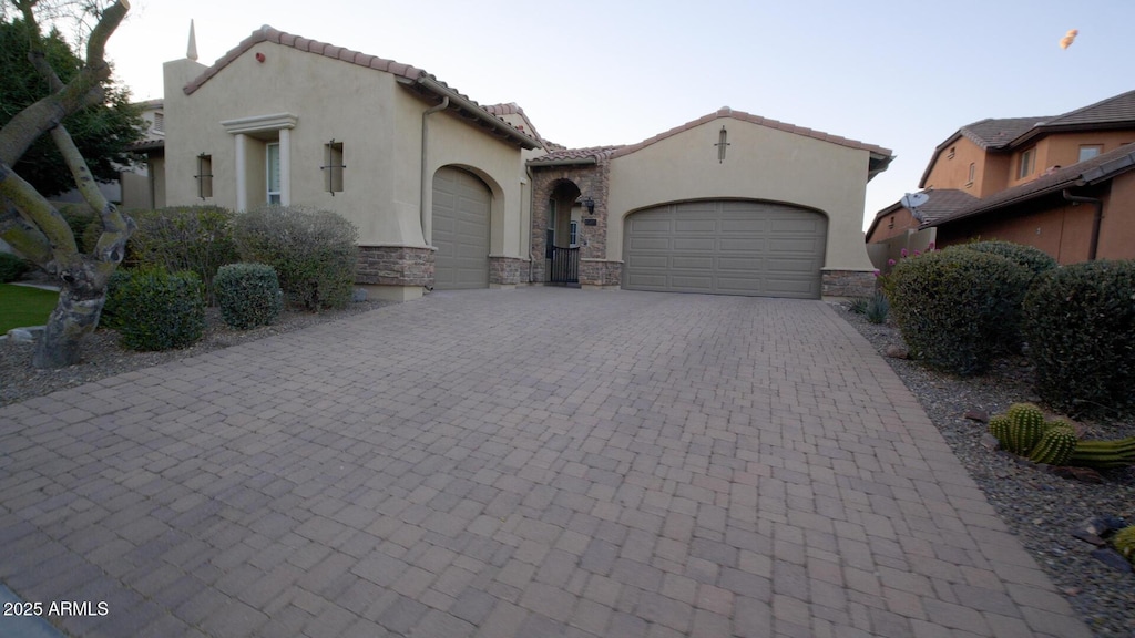 view of front facade featuring a garage