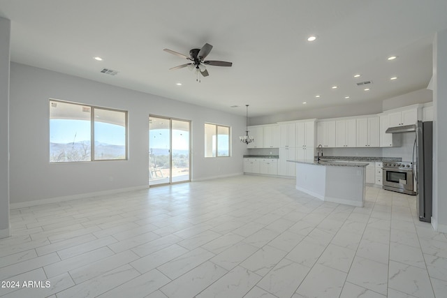 kitchen featuring sink, stainless steel appliances, an island with sink, white cabinets, and ceiling fan with notable chandelier