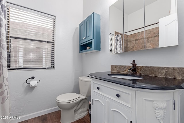 full bathroom featuring toilet, wood finished floors, a shower with shower curtain, baseboards, and vanity