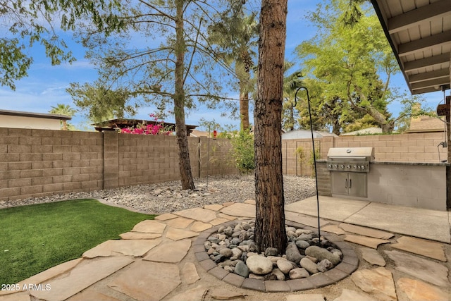 4840 E Sunnyside Dr, Scottsdale, AZ 85254 - view of patio / terrace featuring a fenced backyard, grilling area, and exterior kitchen
