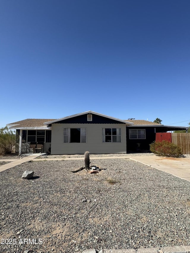 manufactured / mobile home with fence