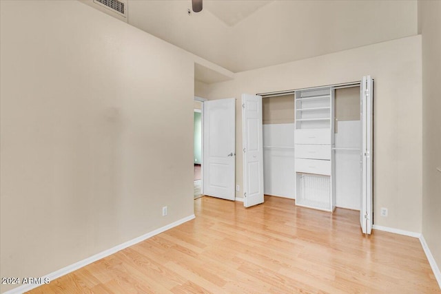 unfurnished bedroom with light wood-type flooring, a closet, and ceiling fan