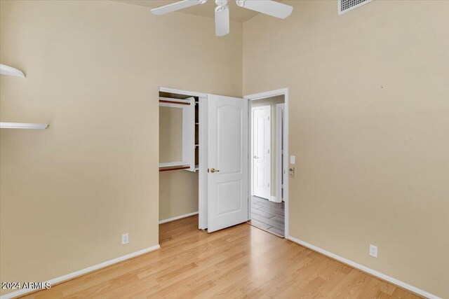 unfurnished bedroom with light wood-type flooring, a closet, and ceiling fan