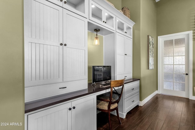 office area with built in desk and dark hardwood / wood-style floors