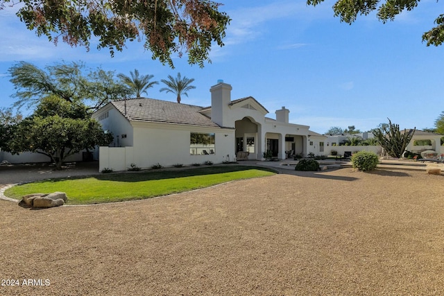 view of front facade featuring a front lawn