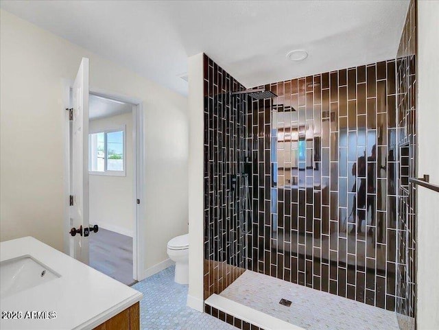 3650 E Laurel Ln, Phoenix, AZ 85028 - bathroom with tiled shower, toilet, vanity, and baseboards