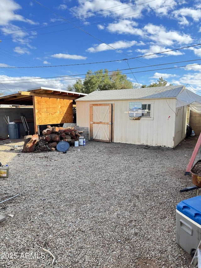 view of outdoor structure with an outbuilding