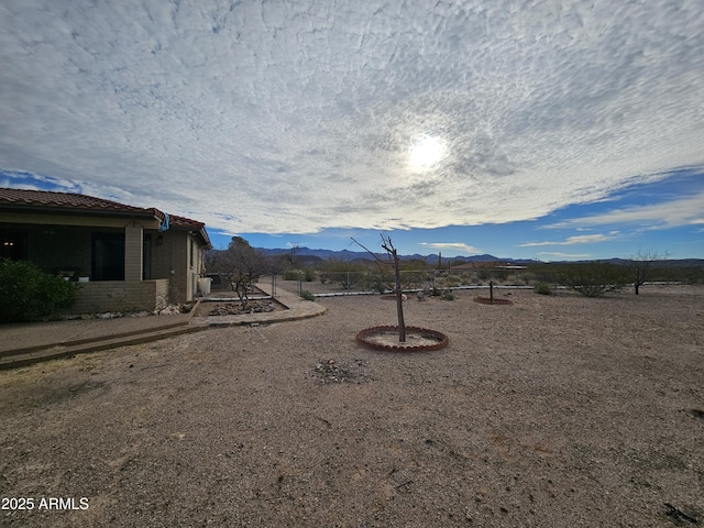 view of yard featuring a mountain view