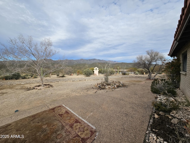 view of yard featuring a mountain view